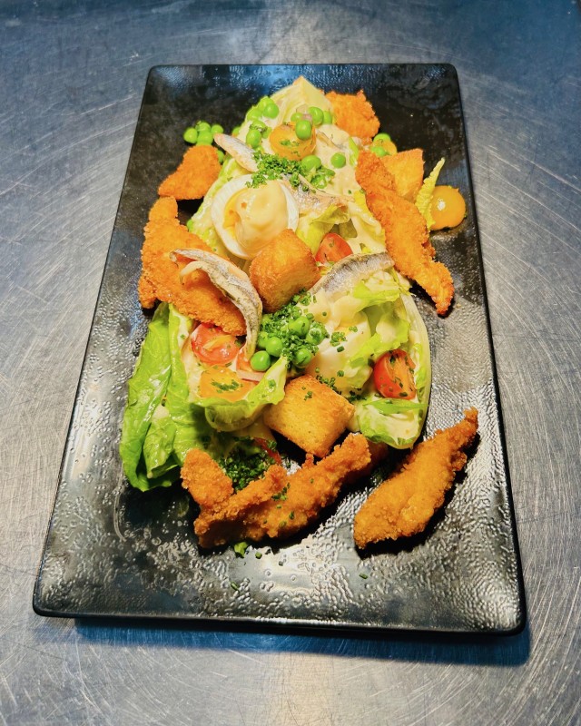 Salade César du B12 (romaine, poulet pané, anchois, croûtons briochés, tomates cerises, sauce César).