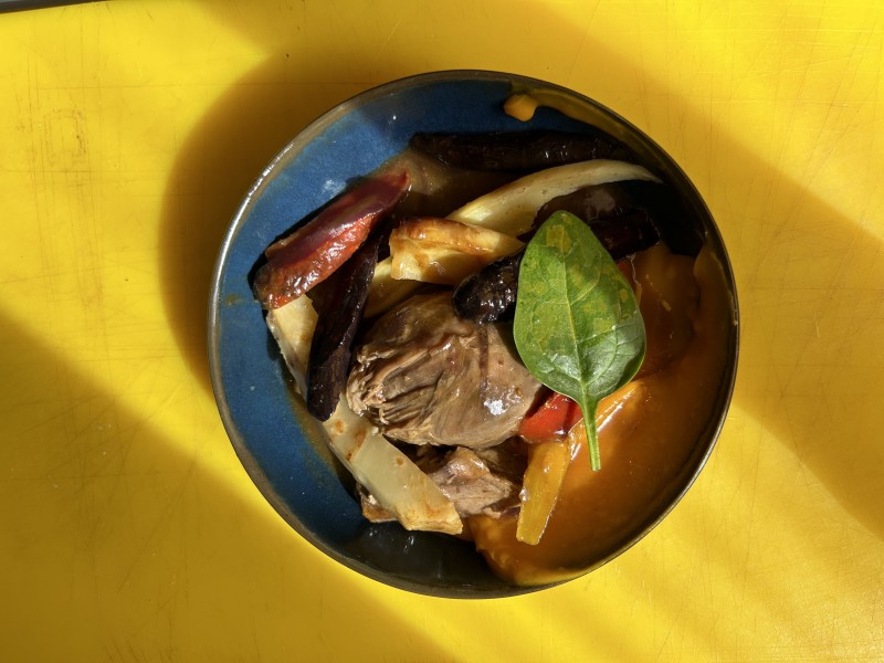 Gigot d'agneau confit aux herbes, purée de patates douces et légumes oubliés.