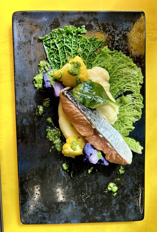 Pavé de saumon cuit au four, crème de pommes de terre et choux-fleurs colorés.