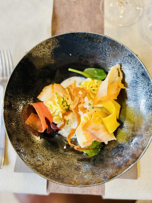 Œufs mimosa, haddock fumé, espuma, chips de patate douce