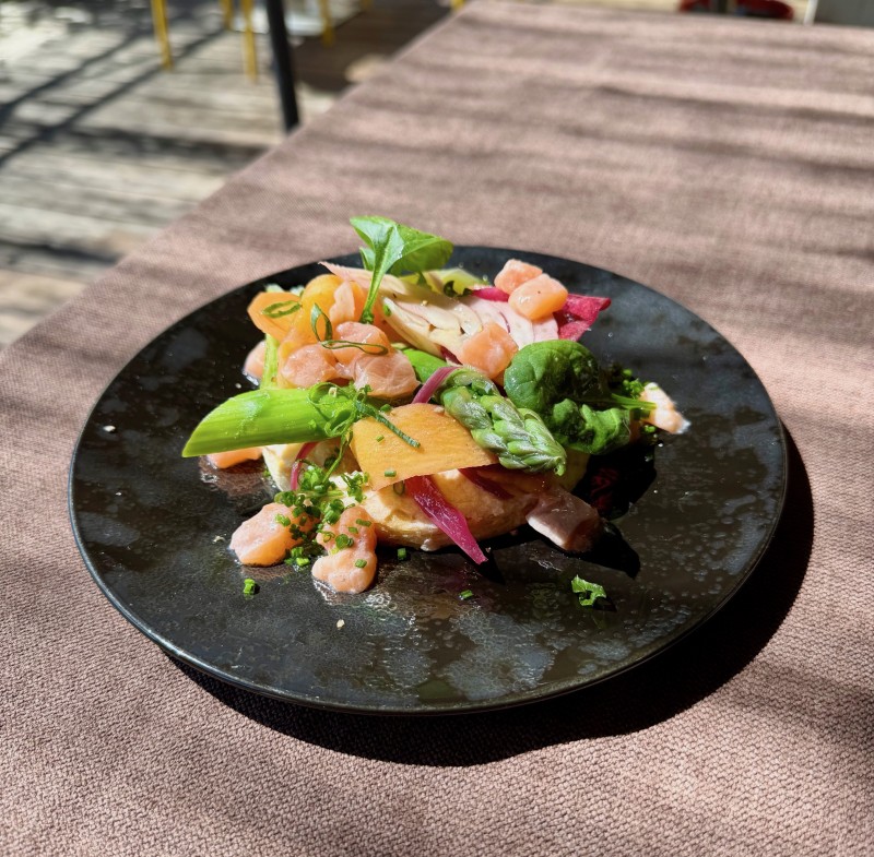 Tarte fine, rillettes de saumon maison & saumon mariné à cru, crudités de saison