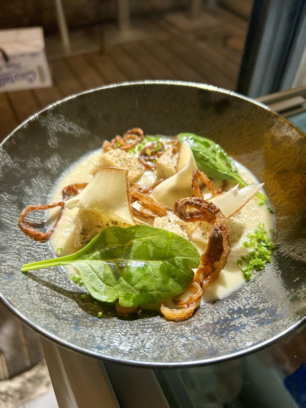 Soupe à l'oignon, fines tranches de Trappe et d'Échourgnac, croûtons aux herbes de Provence