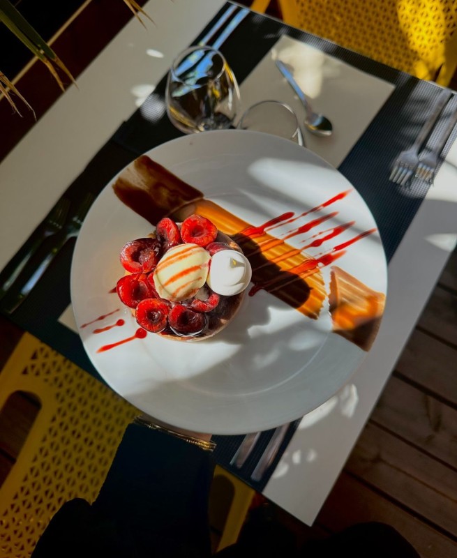 Tartelette crème d'amande et cerises au restaurant le B12 à Vendargues 