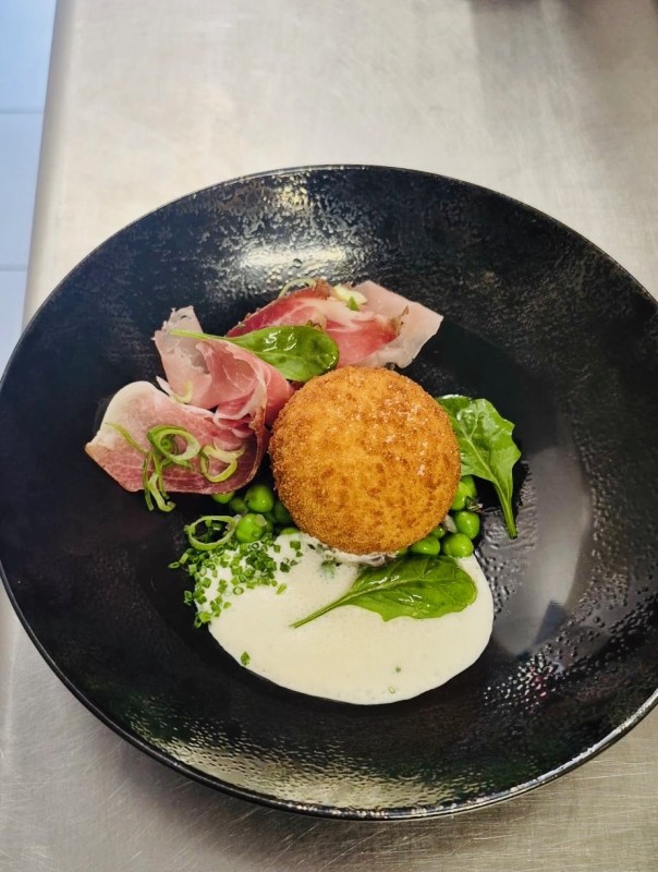 Cromesquis de mozzarella burrata, petits pois à la menthe et speck de montagne