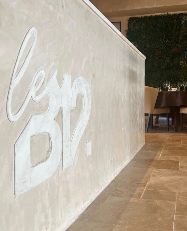 Steak d’espadon mi-cuit mariné (saveurs asiatiques), riz noir de Camargue, chou pak choï braisé