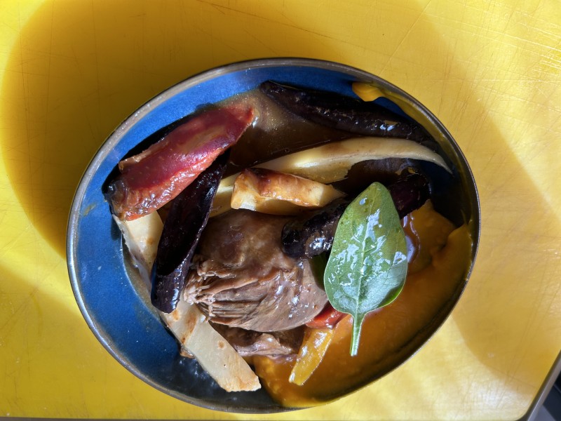 Gigot d'agneau confit aux herbes, purée de patates douces et légumes oubliés.